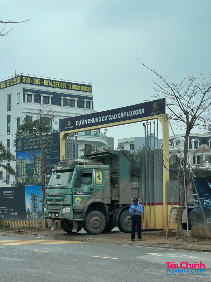 Một xe tải đầu kéo vừa được chất khoáng sản đất đang ra khỏi cổng dự án Luxora để đi tiêu thụ.