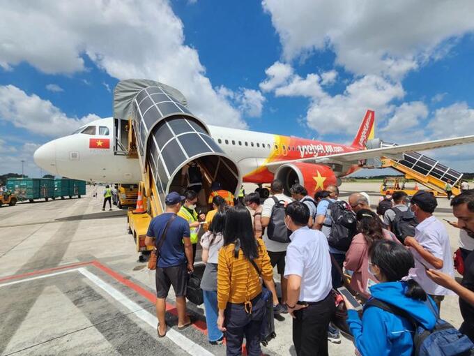 Bamboo Airways, Vietnam Airlines, VietJet và Pacific Airlines hiện đang nợ ACV gần 5.000 tỉ đồng. Đây là số tiền mà các hãng đã thu từ khách hàng qua vé máy bay nhưng chưa chuyển nộp đúng hạn theo ủy quyền của ACV.