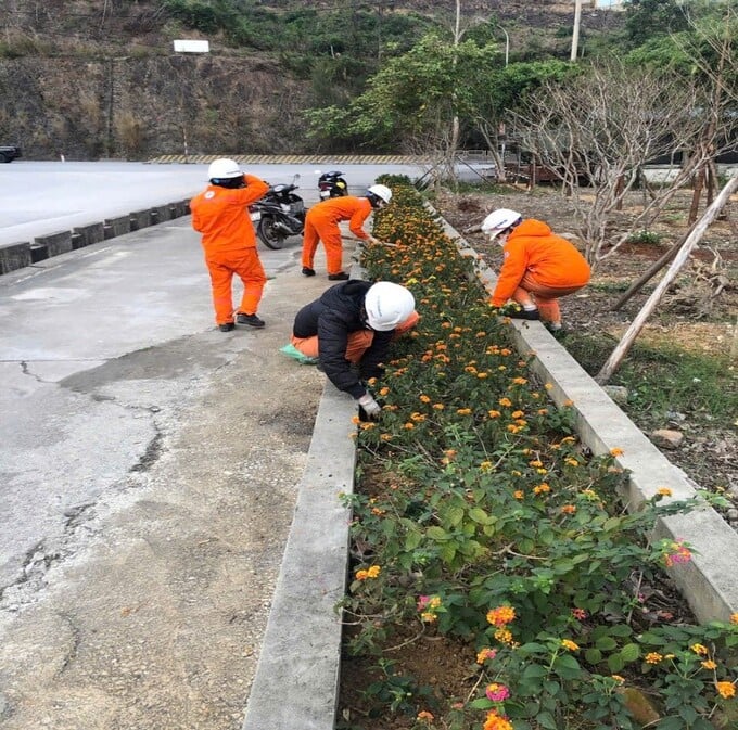 Các chị em Ban Nữ công Công ty trồng hoa ngũ sắc.