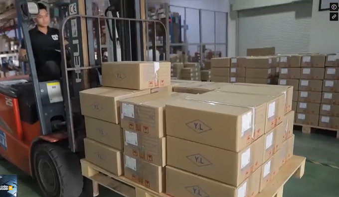 Một doanh nghiệp trong KCN Quang Minh chủ động chuyển đổi toàn bộ xe nâng cũ sang dòng xe chạy điện để “xanh hóa” theo yêu cầu của đối tác.