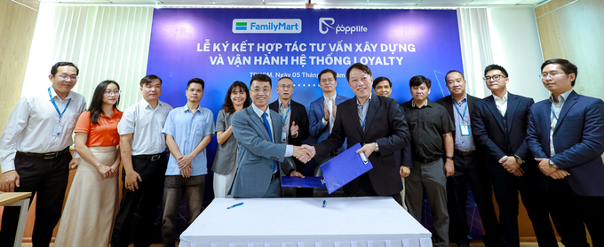 Ông Phan Khánh Toàn (vest xám) đại diện Popplife và ông Kirimura Akira, Tổng Giám đốc FamilyMart Việt Nam ký kết hợp tác.