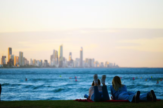 Những bãi biển tuyệt đẹp và lối sống thư thái tại thành phố biển Gold Coast (Úc) ngày một thu hút dân cư từ các khu vực khác về đây sinh sống (Nguồn: ABC Gold Coast).
