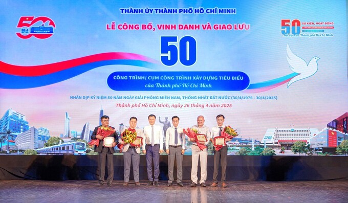 Ông Phạm Hồng Hoài Châu - TGĐ Van Phuc Group (CĐT Van Phuc City) nhận giải thưởng (Thứ 2 từ trái sang) - Ảnh: VP.