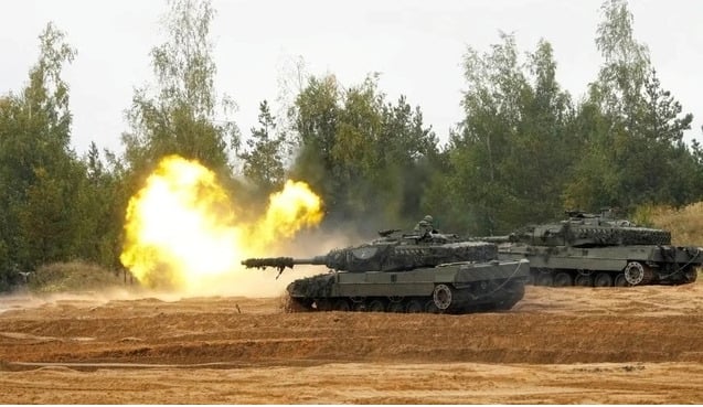 Xe tăng Leopard 2 của quân đội Tây Ban Nha tham gia diễn tập năm 2022 . ẢNH: REUTERS.
