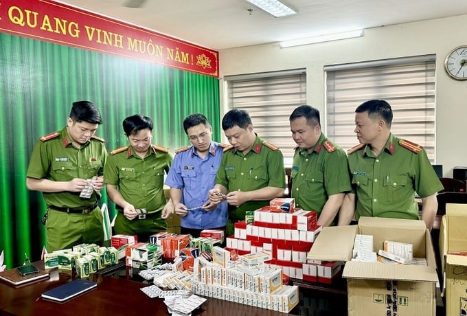 Lực lượng công an kiểm tra thuốc tân dược giả.
