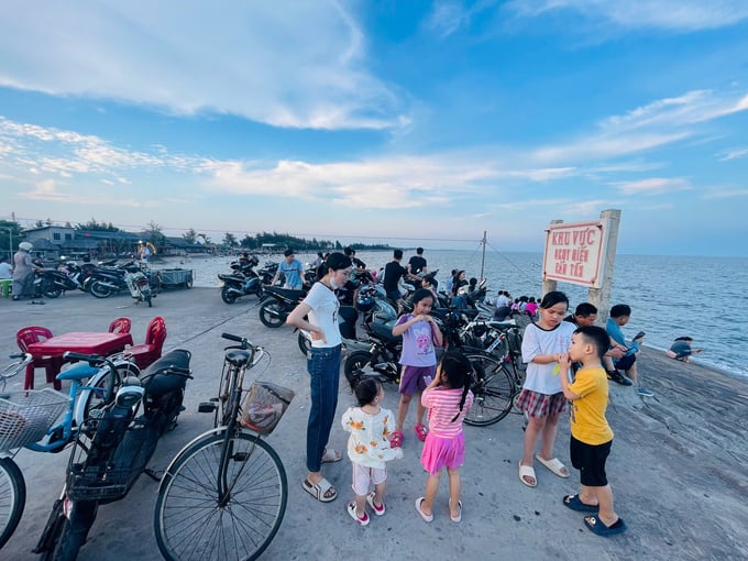 Khách du lịch đến bãi biển tại Hải Hậu - Nam Định.