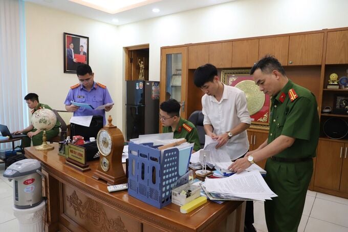 Cơ quan Cảnh sát điều tra Công an tỉnh Bắc Giang khám xét tại phòng làm việc của bị can Ngô Duy Lượng. Ảnh CA tỉnh Bắc Giang.