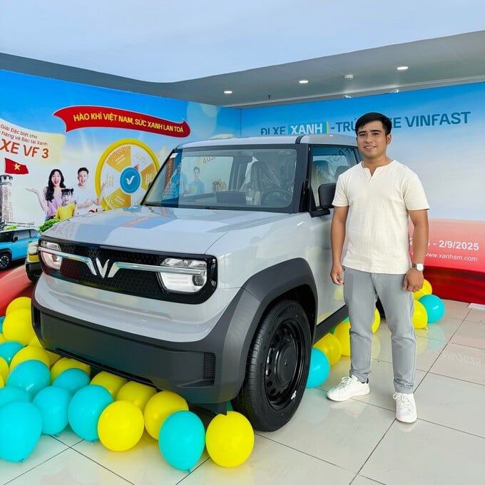 Khách hàng Thanh Huy bên cạnh giải thưởng đặc biệt từ chương trình Hào khí Việt Nam – Sức Xanh lan tỏa (Ảnh: Nhân vật cung cấp).
