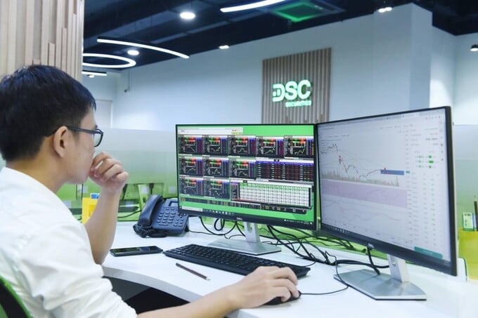 Dòng tiền hụt hơi, VN-Index quay đầu giảm 2,5 điểm.
