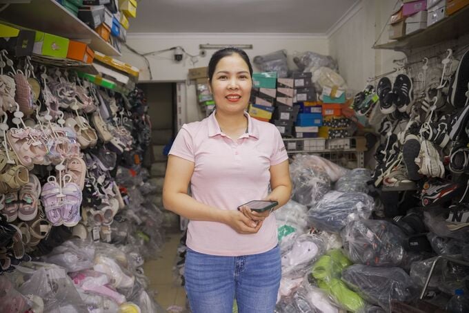 Chị Bùi Thị Miên – Khách hàng thứ hai trúng Giải Đặc biệt VF 3.