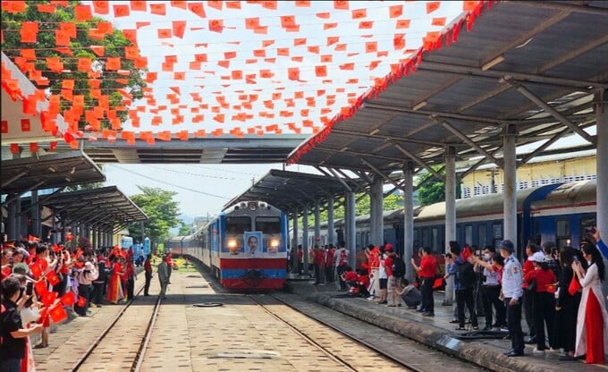 Chào đón chuyến tàu thống nhất trong ngày 30/4 tại ga Đà Nẵng