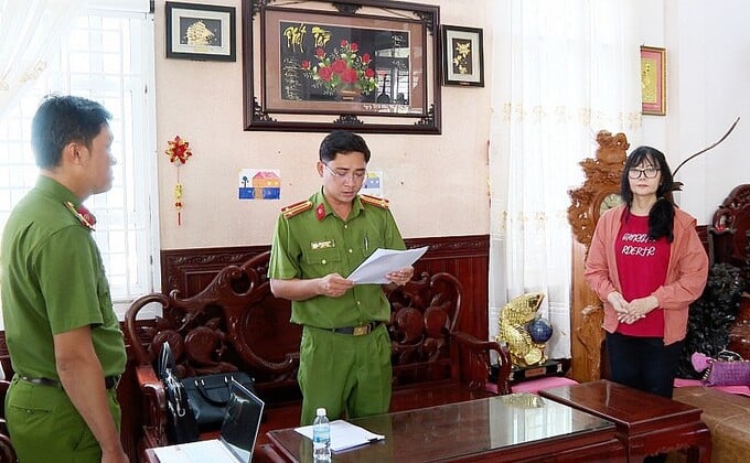 Cơ quan điều tra tống đạt quyết định tố tụng đối với bị can Thúy.
