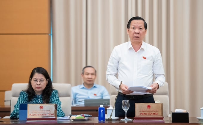 Chủ nhiệm Ủy ban Kinh tế và Tài chính Phan Văn Mãi trình bày báo cáo thẩm tra. Ảnh: Quốc hội.