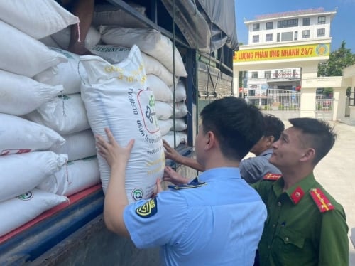 Lực lượng chức năng Nghệ An kiểm tra lô hàng nhập lậu.