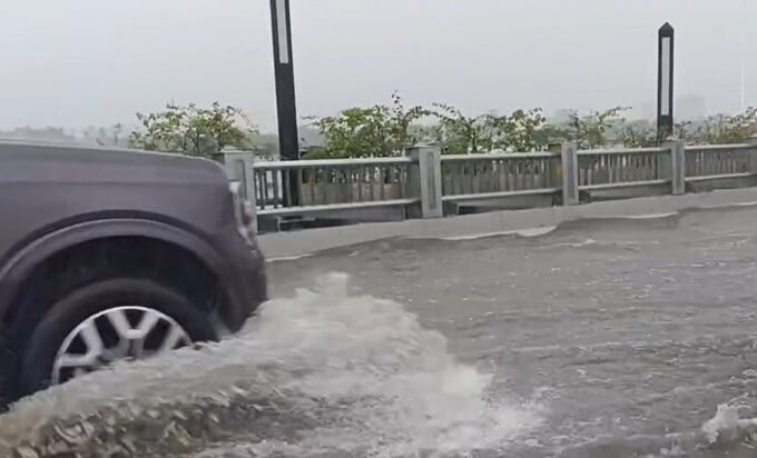 Sau nhiều lần mưa lớn, mặt cầu Vĩnh Tuy thường bị ứ đọng, ngập nước trên mặt cầu, dẫn đến khó khăn cho việc lưu thông.
