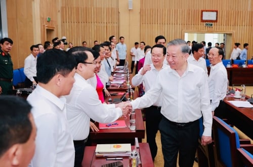 Tổng Bí thư Tô Lâm thăm hỏi các đồng chí lãnh đạo tỉnh Nghệ An.