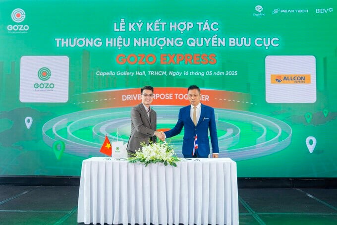 Ký kết hợp tác nhượng quyền bưu cục giữa ông Phan Duy Minh, Tổng Giám đốc GOZO Express và ông Kittana Rungnarongrax, CEO Allcon (Thái Lan).