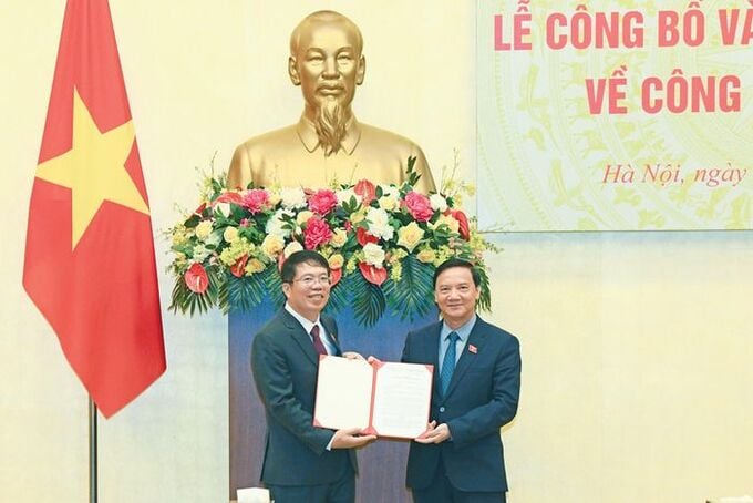 Phó chủ tịch Quốc hội Nguyễn Khắc Định trao Nghị quyết phê chuẩn ông Nguyễn Văn Hiển giữ chức Phó chủ nhiệm Văn phòng Quốc hội. Ảnh: Lâm Hiển.