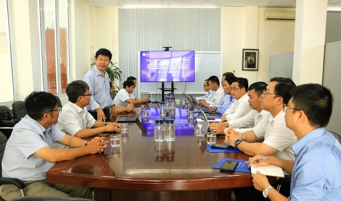 Ông Trần Văn Khánh - Giám đốc Công ty Thủy điện Buôn Kuốp báo cáo tại cuộc họp