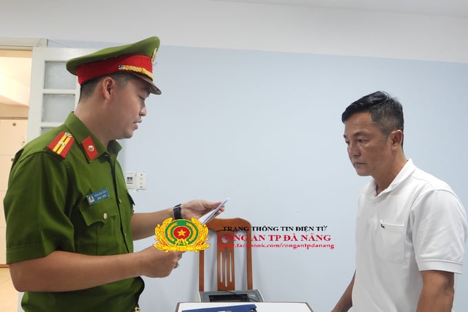 Công an TP Đà Nẵng tống đạt quyết định khởi tố bị can và bắt tạm giam đối với Phạm Chiến Thắng.