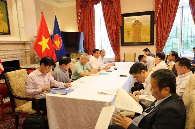 Bộ trưởng Nguyễn Hồng Diên, Trưởng đoàn đàm phán Chính phủ chủ trì họp với đại diện các thành viên đoàn đàm phán và các bộ phận liên quan trước và sau ngày làm việc đầu tiên.