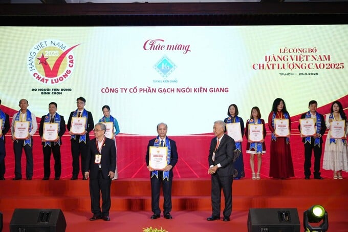 Đại diện Giám đốc Công ty Cổ phần Gạch ngói Kiên Giang nhận Chứng nhận Hàng Việt Nam Chất lượng cao.