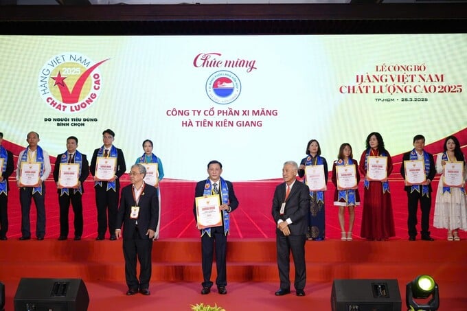 Đại diện Giám đốc Công ty Cổ phần Xi măng Hà Tiên Kiên Giang nhận Chứng nhận Hàng Việt Nam Chất lượng cao.