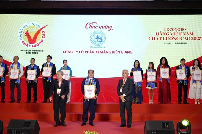 Đại diện Giám đốc Công ty Cổ phần Xi măng Kiên Giang nhận Chứng nhận Hàng Việt Nam Chất lượng cao.