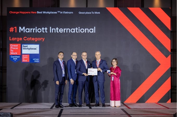 Đại diện Tập đoàn Marriott International nhận giải.