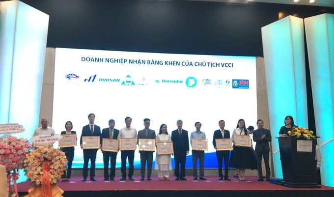 Doanh nghiện nhận bằng khen của Chủ tịch VCCI