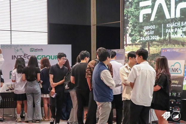 Người tham gia hào hứng trải nghiệm các hoạt động tại Hội chợ Kết nối Khởi nghiệp Kawai Startup Fair 2025.