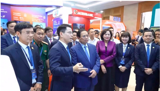Ông Trần Ngọc Minh - Chủ tịch Hội đồng Quản trị KienlongBank và Ban Lãnh đạo Ngân hàng báo cáo Thủ tướng tình hình hoạt động chuyển đổi số tại Ngân hàng.