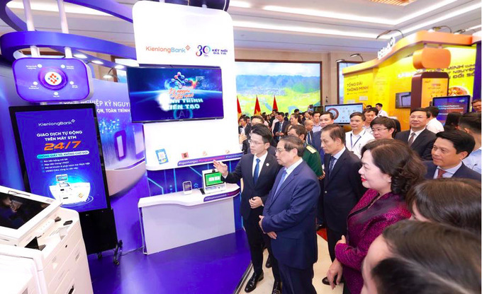 Ông Trần Ngọc Minh giới thiệu với Thủ tướng giải pháp Giao dịch viên AI đang được áp dụng tại Ngân hàng.