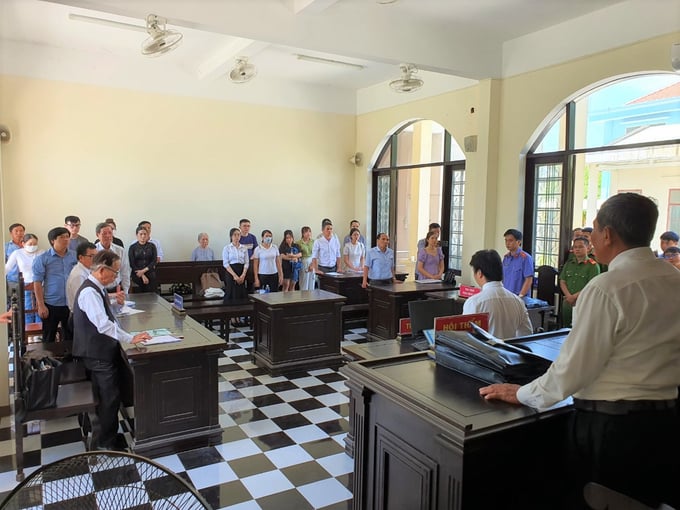 Một trong nhiều phiên tòa xét xử thương vụ mua bán 105 lô đất