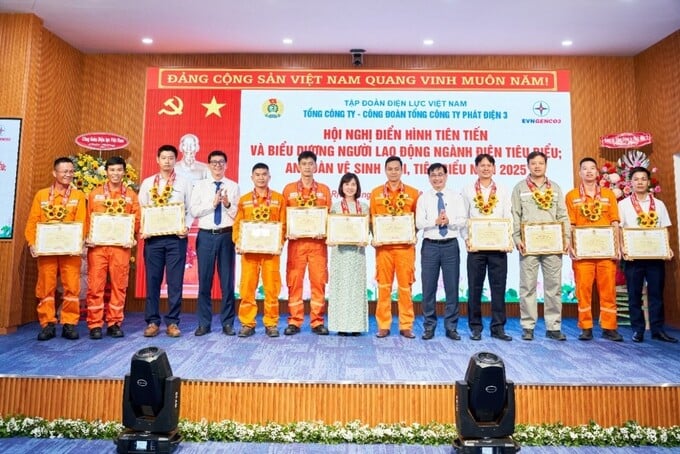Ông Lê Văn Danh – Tổng Giám đốc TCT và Ông Vũ Quang Sáng – Chủ tịch Công đoàn Tổng Công ty trao tặng giấy khen cho Người lao động Ngành điện tiêu biểu của Tổng Công ty Phát điện 3 năm 2025