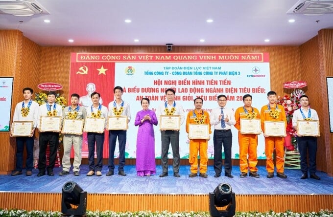 Đồng chí Đỗ Đức Hùng - Ủy viên Ban Chấp hành Tổng Liên đoàn, Chủ tịch Công đoàn Điện lực Việt Nam và Đồng chí Đinh Quốc Lâm - Bí thư Đảng ủy, Chủ tịch HĐQT Tổng Công ty trao khen thưởng và chúc mừng Người lao động Ngành điện tiêu biểu của EVNGENCO3 năm 2025