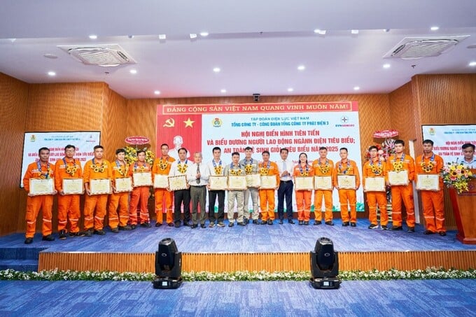 Ông Nguyễn Thanh Trùng Dương - Phó Tổng Giám đốc Tổng Công ty và Ông Trần Lê Trung Hiếu - Phó Chủ tịch Công đoàn Tổng Công ty trao khen thưởng cho An toàn vệ sinh viên giỏi, tiêu biểu Tổng Công ty năm 2025
