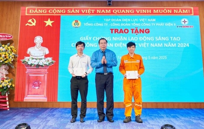 Đồng chí Đỗ Đức Hùng - Chủ tịch Công đoàn Điện lực Việt Nam trao giấy chứng nhận Lao động sáng tạo của Công đoàn Điện lực Việt Nam năm 2024 cho các cá nhân thuộc EVNGENCO3 tại Hội nghị