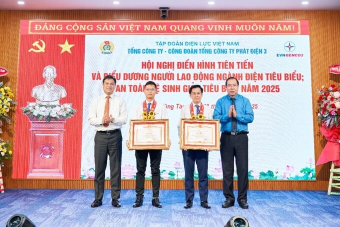 Đồng chí Đỗ Đức Hùng - Ủy viên Ban Chấp hành Tổng Liên đoàn, Chủ tịch Công đoàn Điện lực Việt Nam và Đồng chí Đinh Quốc Lâm – Bí thư Đảng ủy, Chủ tịch HĐQT TCT Phát điện 3 trao Bằng khen và tặng hoa chúc mừng đại diện tập thể và cá nhân được nhận Bằng khen của Thủ tướng Chính phủ