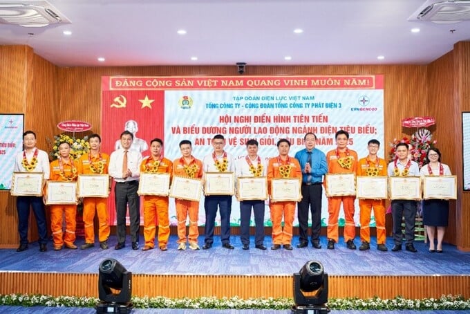 Đồng chí Đỗ Đức Hùng - Ủy viên Ban Chấp hành Tổng Liên đoàn, Chủ tịch Công đoàn Điện lực Việt Nam và Đồng chí Đinh Quốc Lâm – Bí thư Đảng ủy, Chủ tịch HĐQT TCT Phát điện 3 tặng hoa chúc mừng và trao Bằng khen của Tập đoàn Điện lực Quốc gia Việt Nam cho các cá nhân điển hình tiên tiến