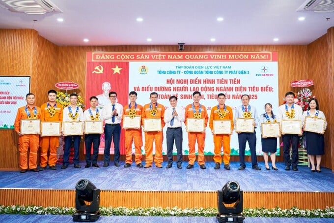 Ông Lê Văn Danh – Tổng Giám đốc TCT và Ông Vũ Quang Sáng – Chủ tịch Công đoàn TCT trao Giấy khen của EVNGENCO3 và hoa chúc mừng cho các cá nhân điển hình tiên tiến