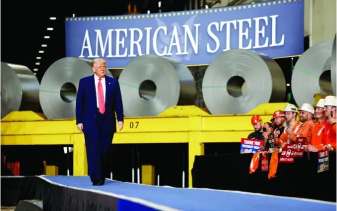 Tổng thống Mỹ Donald Trump thăm một nhà máy của Tập đoàn Thép Irvin Works ở West Mifflin, bang Pennsylvania, Mỹ. Ảnh: REUTERS.