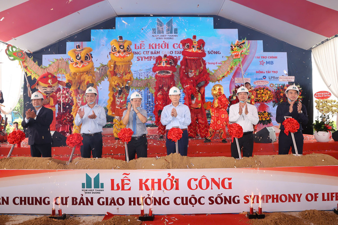 Đại diện chủ đầu tư, đơn vị phát triển và tổng thầu xây dựng chính thức khởi công dự án Bản giao hưởng cuộc sống.