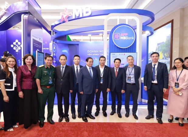 (Đại diện MB vinh dự đón Thủ tướng chính phủ và Thống đốc NHNN).