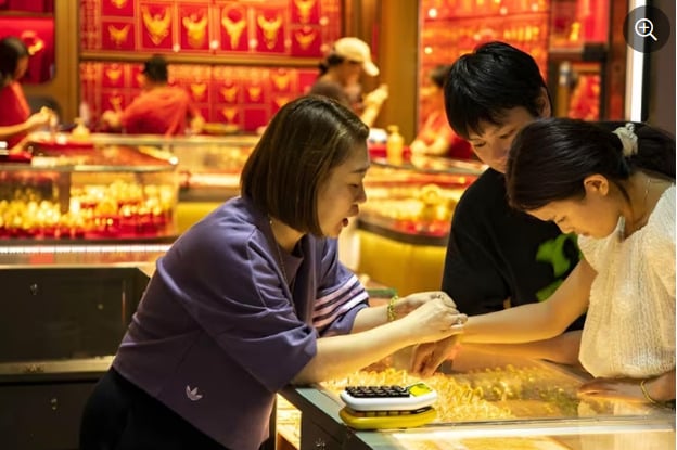 Ngày càng nhiều người trẻ Trung Quốc mua vàng. Ảnh: Baidu,