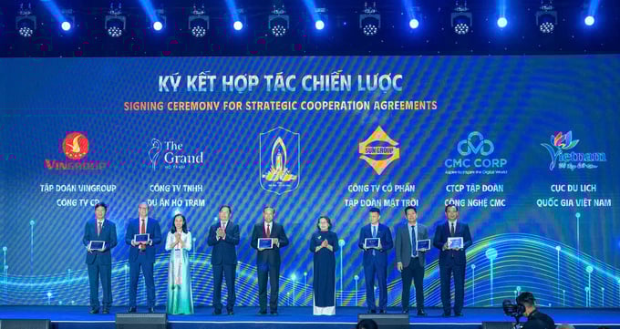 Lãnh đạo tỉnh Bà Rịa - Vũng Tàu và đại diện Sun Group, Vin Group, Tập đoàn CMC, Công ty TNHH Dự án Hồ Tràm, Cục Du lịch quốc gia thực hiện nghi thức ký kết.