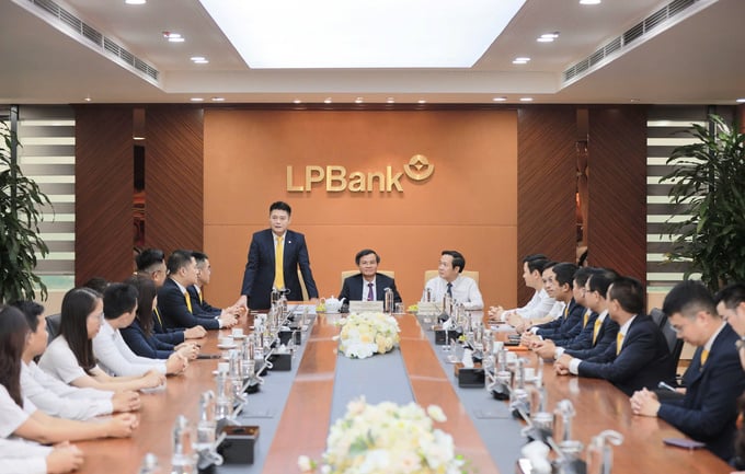 Bí thư Tỉnh ủy Ninh Bình Đoàn Minh Huấn cùng Chủ tịch UBND tỉnh Phạm Quang Ngọc tới thăm và làm việc với Ngân hàng Lộc Phát (LPBank)
