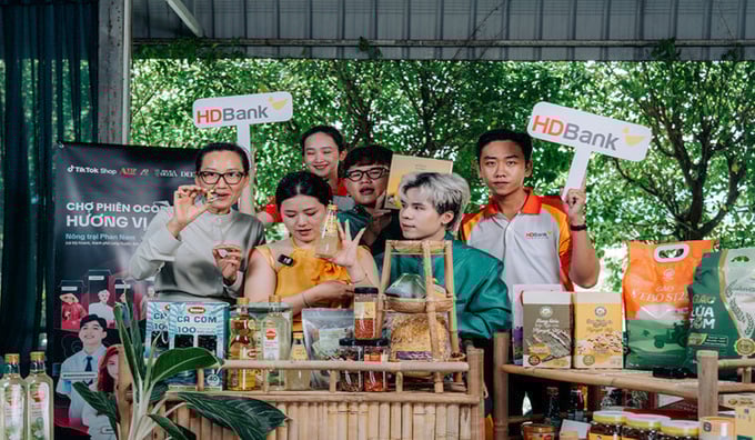 HDBank cùng các chủ thể OCOP đưa nông sản Việt lên nền tảng số - Livestream trên TikTok, góp phần kết nối sản phẩm với thị trường, và mở ra hướng đi mới cho kinh tế nông thôn, năng động và bền vững.