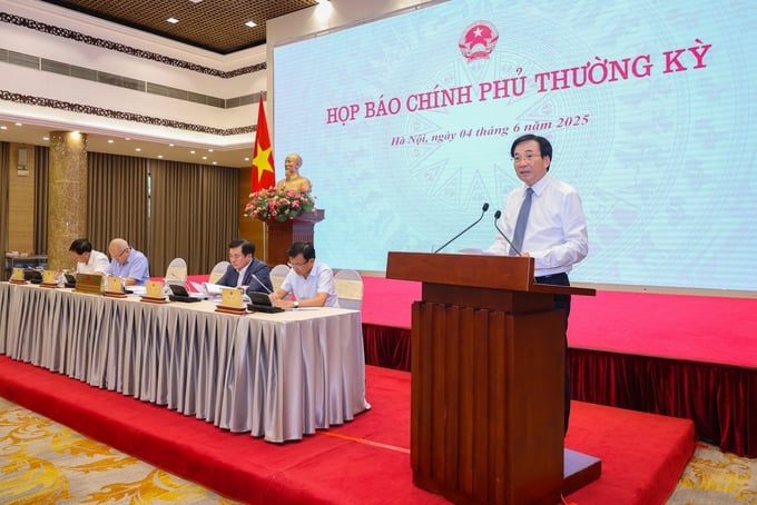 Bộ trưởng, Chủ nhiệm Văn phòng Chính phủ Trần Văn Sơn, Người phát ngôn của Chính phủ, chủ trì buổi họp báo Chính phủ thường kỳ tháng 5 - Ảnh: Báo Chính phủ.