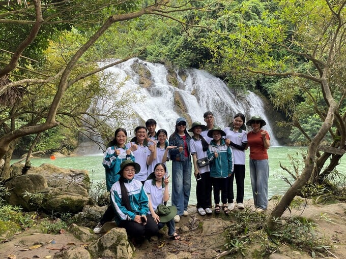 Du khách đang tham quan, trải nghiệm tại điểm du lịch Pa Tuồng.